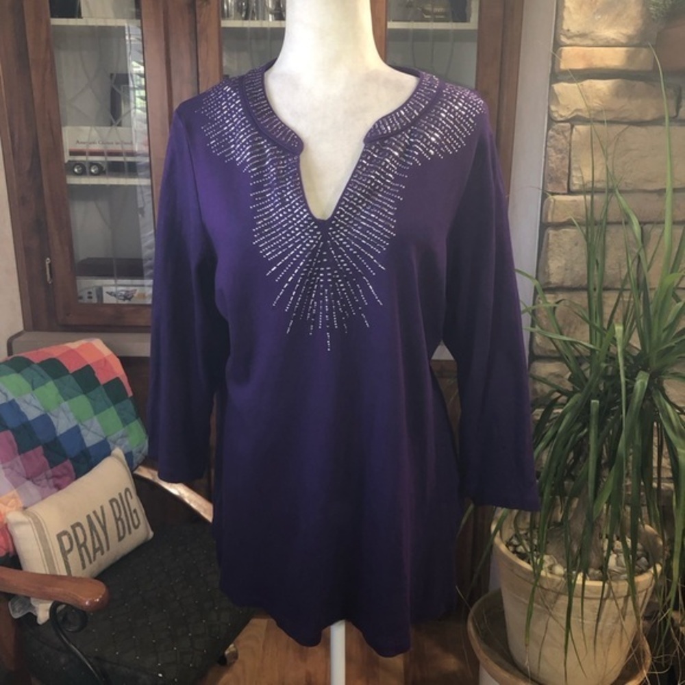 JM COLLECTION SIZE 1X 3/4 SLEEVE PURPLE V/NECK STRETCHY SHIRT WITH BLING